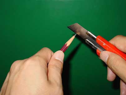 鉛筆の削り方-カッターを立てての芯先を尖らせる